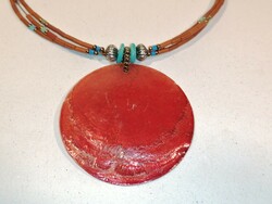 Tégla színű gyöngyház medál (325)