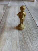 Régi réz pisilő fiú szobor (7,9x2,9 cm)
