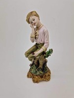 Capodimonte ábrándozó fiú egy farönkön Volta figura 18cm
