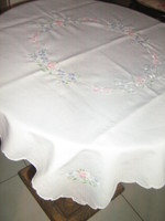 Csodaszép kézzel pasztell színnel hímzett vintage rózsás virágos slingelt kézimunka terítő