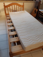 Tömör fenyő ágy fejtámlával, ágyneműtartóval, matrac nélkül