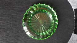 Hibátlan, zöld, üveg csiszolt hamutál, belső átmérő:10 cm, külső: 15,5 cm