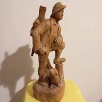 "A vándor kutyával és puskával ". Fafaragás, fából faragott szobor, figura.