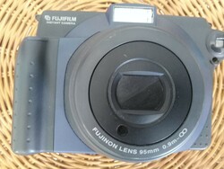Fuji Film instax 100 - kamera 95 mm-es, F14 objektívvel