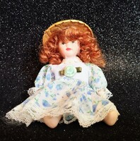 Mini porcelán baba szalmakalapban – vintage díszbaba virágos ruhában