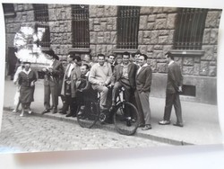 D198598  Régi fotó  SOPRON  a posta előtt - bicikli  1960k