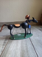 Érdekes modern acél szobor: nő a lovával (17,3x25x11 cm)