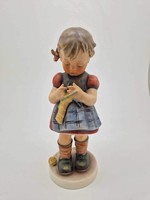 Hummel Goebel figura kötögető kislány stitch in time TMK4 255 16.5cm