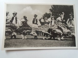 D198837 Csárdást táncoló fiatalok népviseletben  1940k   fotólap