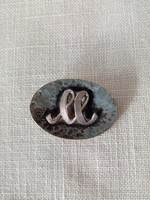 Antik  ovális iparművész ötvös  ezüstözött réz   bross / kitűző    "M" monogrammal