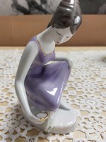 Hollóházi vízmerítő lány aranyszegélyes lila ruhában