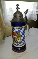 Porcelain beer mug with tin lid, Bavarian coat of arms, gilded decoration, approx. 7 Dl