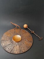 Iparművészeti vállalat bronz gong ütővel, Rajki László (?), 20,8 cm