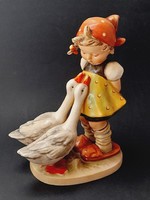 Nagyméretű Hummel Goebel porcelán figura, kislány libákkal,19 cm