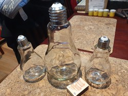 Retro villanykörte alakú üveg palack két pohárral