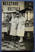 Retro  képeslap fotó  - Meggybor kostoló / kiállítási stand  kínáló hölgyekkel