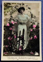 Antik üdvözlő fotó képeslap  -   hölgy rózsával