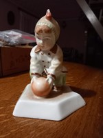 Zsolnay porcelán figura, labdázó kisfiú, jelzés nélkül