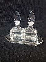 Régi üveg ecetes vagy hasonló üvegek tálcájukon