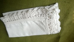 Horgolt szegélyes batiszt női zsebkendő