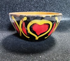 Retro kézműves kerámia tál – szív motívummal, fekete-piros-sárga máz, 1970-es évek
