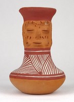 1P120 Jelzett emberfejes venezuelai kerámia váza 12.5 cm