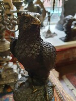 Archibald Thorburn: Gyönyörű Sast ábrázoló bronz szobor márvány talapzaton. 32cm magas talpazattal.