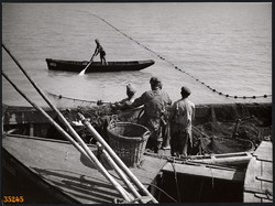 Nagyobb méret, Szendrő István fotóművészeti alkotása. Halászat a Balatonon, csónak, háló.