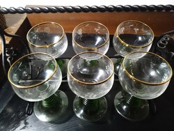Art Deco boros poharak állványon