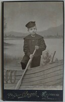 Svéd vizitkártya, CDV, Selma Angel műterméből, 1910 körül, fiú csónakban  fotó.