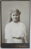 Svéd vizitkártya A.J.Hagnell királyi udvari fotós műterméből, fiatal lány portréja, 1910 körül