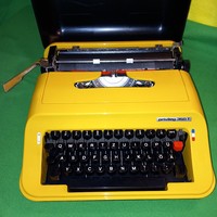 Privileg 350 T típusú régi írógép.