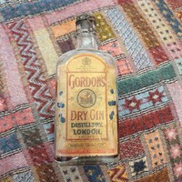 Antik Gordon's Dry Gin dombornyomott üveg eredeti kupakkal