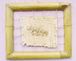 Elefántcsalád anya és kicsinye bambuszkeretes irhabőr domborművőn, vadászházba való dekoráció