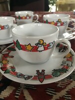 Karácsonyi dekorral kávés csészék tányérjaikkal