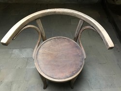 Thonet stílusjegyekkel / vélhetően a Debreceni Gőrfűrész gyár terméke/Hajlított karfás szék.