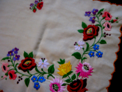 Embroidered tablecloth 92 x 36 cm