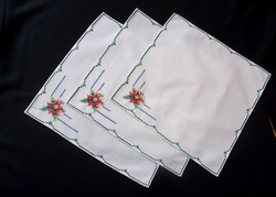 3 embroidered napkins. 27X27 cm
