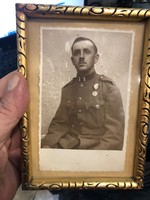 I. vh-s katona fénykép és a katona kitüntetései, gyűjtőknek kiváló.