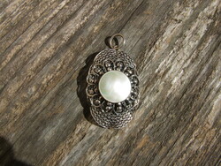Pendant with mother of pearl (200925)