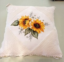 Crocheted decorative cushion cover with appliqué 40 x 40 cm