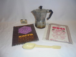Retro kávéval kapcsolatos tárgyak együtt - kotyogó, Unipress kávé szedő kanál, zacskók, csomagolások