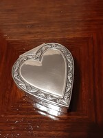 Szív alakú ezüstözött ékszerdoboz belül plüss béléssel