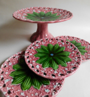 Körmöcbányai antik majolika talpas tál gyöngyvirág mintával, három tányérral