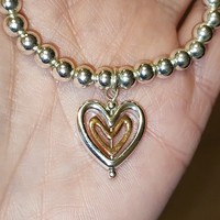 Új ezüst színű gumis karkötő aranyozott szívecskével