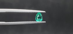 Brazilian emerald drop 0.21 Carat. With certification.