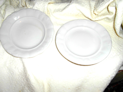 2 db Zsolnay  fehér porcelán tányér  perem anyagából kidomborodó körbefutó mintával