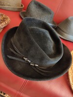 Szép állapotú fekete bársonyos női kalap Divatcsarnok Kalapüzem részlegről 1950 -es évek