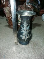 Míves régi fém váza a képeken látható állapotban van