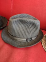 Szép állapotú elegáns szürke bordázott férfi kalap Divatcsarnok Kalapüzem részlegről 1950 -es évek